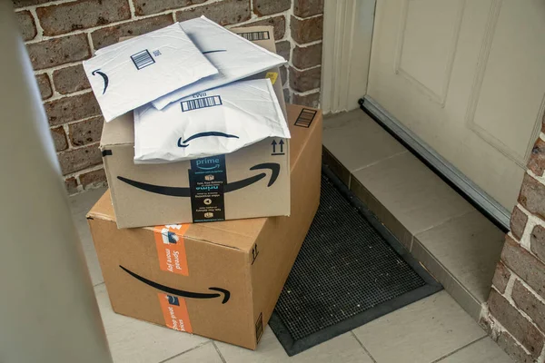 Sydney, Avustralya - 2021-12-03 Amazon ana kutuları ve zarfları bir apartmanın ön kapısına teslim edildi. Kara Cuma Siber Pazartesi Noel Satışı Günü. Amazon Flex teslimatı