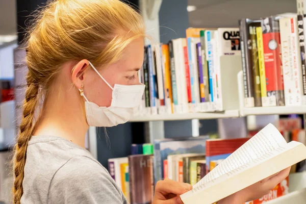 Teenage Girl Wearing Face Mask Book Her Hands Library Covid — Stock Photo, Image