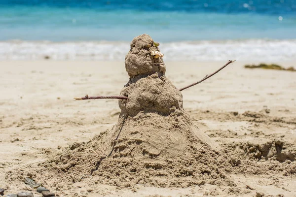 Снеговик Песка Песчаном Пляже Возле Океана Туризм Зимний Тропический Отпуск — стоковое фото