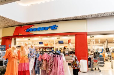 Sydney, Avustralya 2021-12-13: COVID-19 salgını sırasında Kmart perakende mağazasına giriş. Yüz maskesi takan müşteriler.