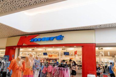 Sydney, Avustralya 2021-12-13: COVID-19 salgını sırasında Kmart perakende mağazasına giriş. Yüz maskesi takan müşteriler.