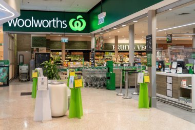 Sydney, Avustralya 2022-01-07: COVID-19 salgını sırasında Woolworths süpermarketinin dış görünüşü