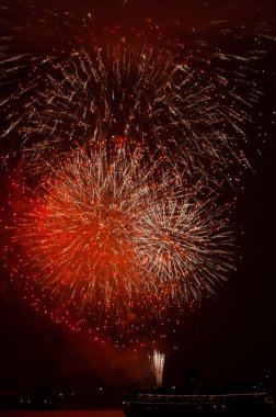 Karanlık gökyüzünde muhteşem havai fişekler. Kutlama geçmişi. Yeni yıl, 4 Temmuz, Avustralya Günü