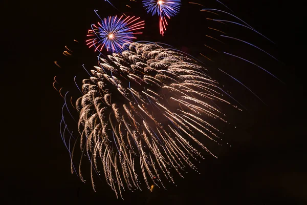 在黑暗的天空中 壮观的焰火 庆祝活动的背景 7月4日 澳大利亚日 — 图库照片