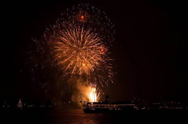 在黑暗的天空中 壮观的焰火 庆祝活动的背景 7月4日 澳大利亚日 — 图库照片