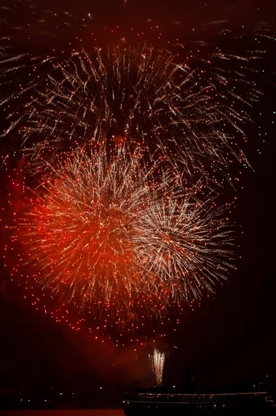 Espectacular Fuegos Artificiales Cielo Oscuro Fondo Celebración Año Nuevo Julio —  Fotos de Stock