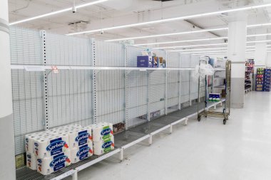 Sydney, Avustralya 2022-01-21 Coles Supermaket 'te neredeyse boş tuvalet kağıdı ve mendil rafları. NSW, Avustralya 'da COVID-19 Omicron salgını nedeniyle kıtlık.