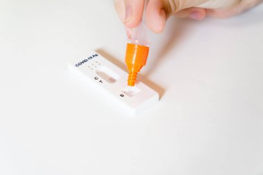 Covid-19 hızlı antijen test kaseti ve tüp. Hızlı tanı testi devam ediyor. Evde kendini sınama