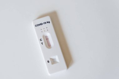 Covid-19 hızlı antijen test kaseti ve hızlı tanı testi sonucu negatif çıktı. Evde kendini sınama