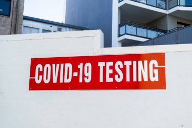 Duvarda COVID-19 test kliniği tabelası var. Coronavirus PCR tıbbi testi