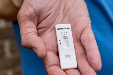 Covid-19 hızlı antijen test kasedi. Evde yapılan hızlı tanı testi sonucu negatif çıktı.