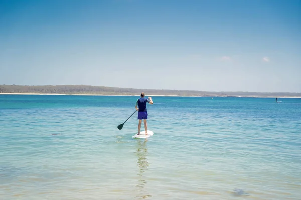 Homem Vestindo Guarda Erupção Stand Paddle Board Baía Oceano Austrália — Fotografia de Stock