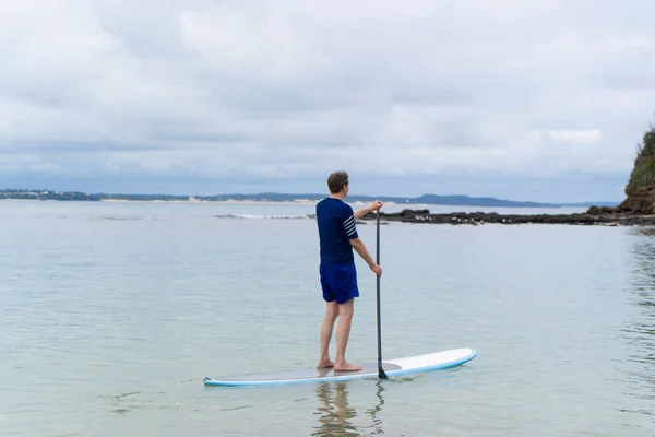 Homem Vestindo Guarda Erupção Stand Paddle Board Baía Oceano Austrália — Fotografia de Stock