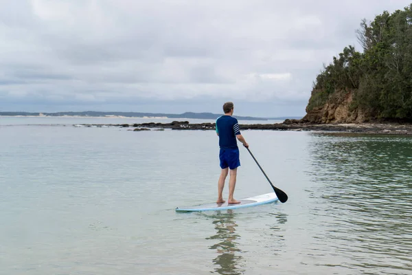 Homem Vestindo Guarda Erupção Stand Paddle Board Baía Oceano Austrália — Fotografia de Stock