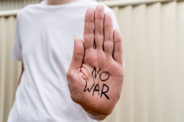 Elinde savaş mesajı yok. Rus Ukrayna savaş çatışması protestosu. Savaş karşıtı tezahür kavramı