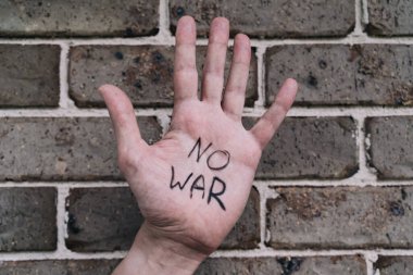 Elinde savaş mesajı yok. Rus Ukrayna savaş çatışması protestosu. Savaş karşıtı tezahür kavramı