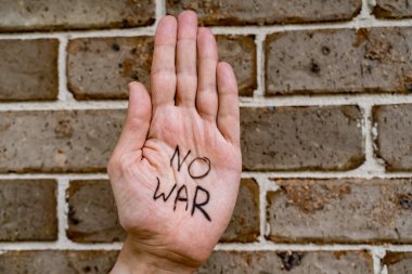 Elinde savaş mesajı yok. Rus Ukrayna savaş çatışması protestosu. Savaş karşıtı tezahür kavramı