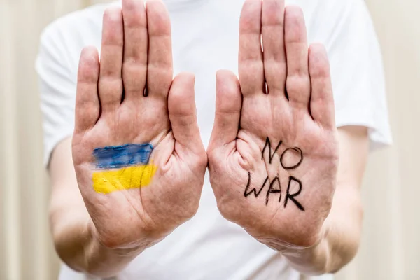 Ukranian Flagga Och Inget Krigsmeddelande Målat Händer Ryska Ukraina Krig — Stockfoto