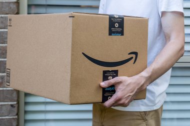 Sydney, Avustralya - 2022-03-12 Amazon asal büyük bir kutu konutun ön kapısına teslim edildi