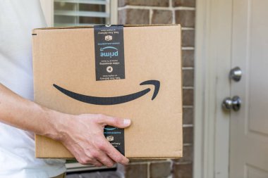Sydney, Avustralya - 2022-03-12 Amazon asal büyük bir kutu konutun ön kapısına teslim edildi