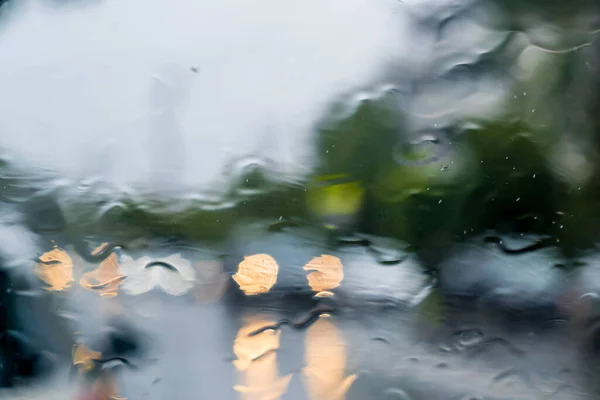Проливной Дождь Через Лобовое Стекло Машины Включенными Фарами Дорожная Безопасность — стоковое фото