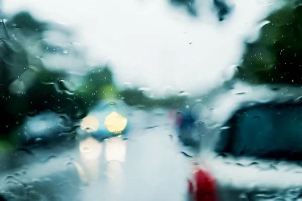 Проливной Дождь Через Лобовое Стекло Машины Включенными Фарами Дорожная Безопасность — стоковое фото