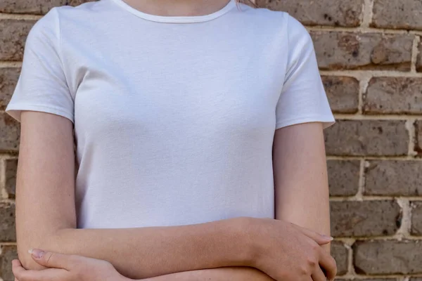Menina Vestindo Mockup Camiseta Branca Fundo Parede Tijolo Modelo Cópia — Fotografia de Stock