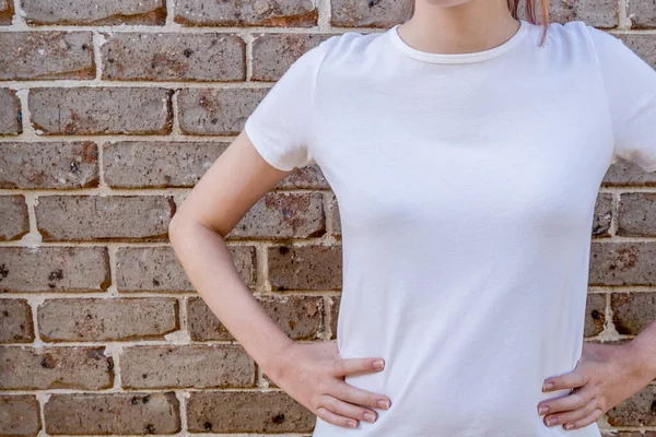 Fille Portant Shirt Blanc Maquette Sur Fond Mur Briques Modèle — Photo