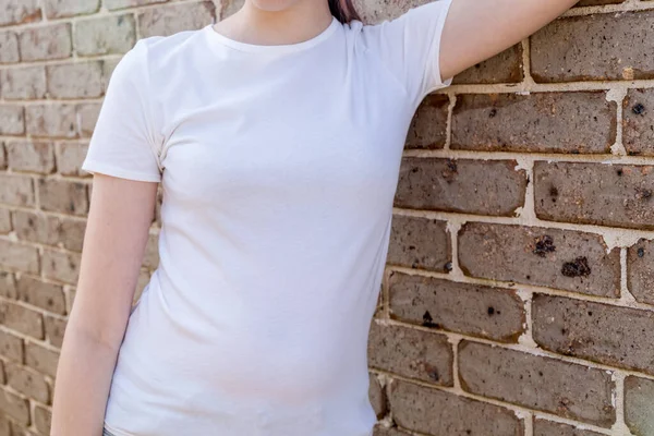 Fille Portant Shirt Blanc Maquette Sur Fond Mur Briques Modèle — Photo