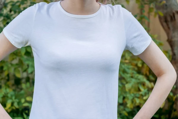 Ragazza Vestita Con Una Maglietta Bianca Template Design Spazio Copia — Foto Stock