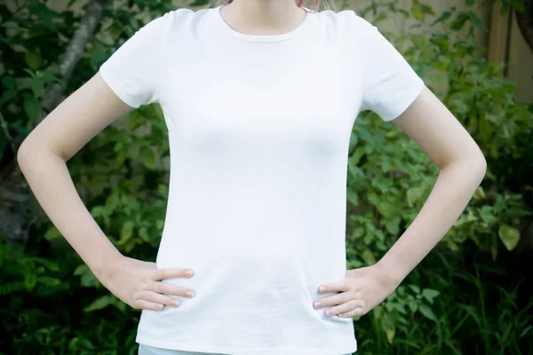 Ragazza Vestita Con Una Maglietta Bianca Template Design Spazio Copia — Foto Stock