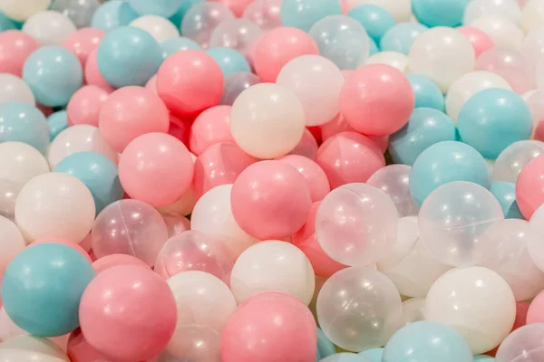 用于室内球坑儿童游乐场的小塑料球 娱乐性玩具 白色蓝色粉红底色 — 图库照片