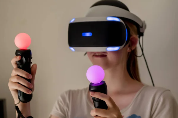 一个戴Vr耳机眼镜的少女虚拟现实模拟器技术 游戏游戏 — 图库照片