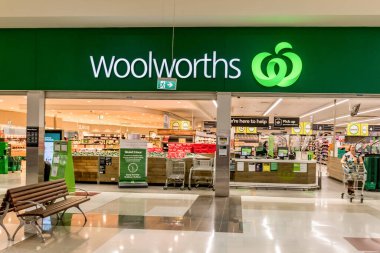 Dalby, Avustralya 2022-04-20. Avustralya 'daki Woolworths süpermarketinin dış görünüşü