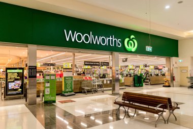Dalby, Avustralya 2022-04-20. Avustralya 'daki Woolworths süpermarketinin dış görünüşü