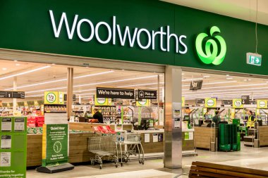 Dalby, Avustralya 2022-04-20. Avustralya 'daki Woolworths süpermarketinin dış görünüşü