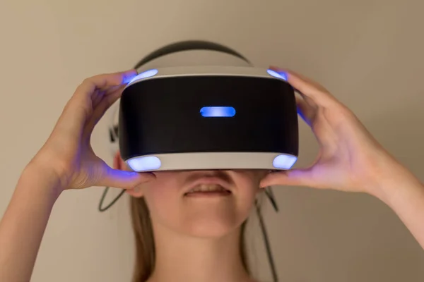 Teenage Girl Wearing Headset Glasses Virtual Reality Simulator Technology Gaming — Zdjęcie stockowe