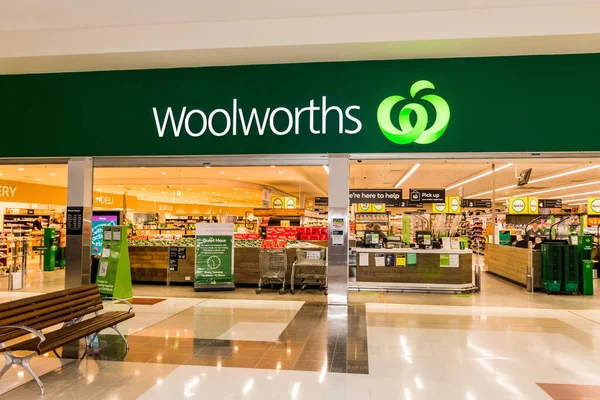 Dalby, Avustralya 2022-04-20. Avustralya 'daki Woolworths süpermarketinin dış görünüşü