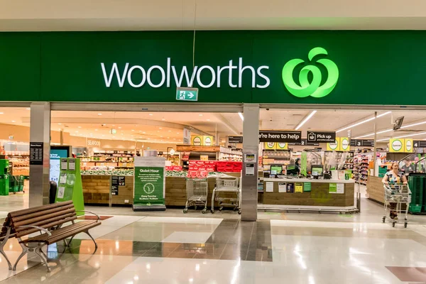 Dalby, Avustralya 2022-04-20. Avustralya 'daki Woolworths süpermarketinin dış görünüşü