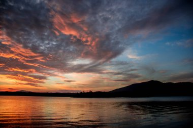 Huzur gölünde güzel bir gün batımı. Su, doğayı yansıtır.