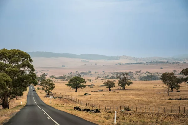 Lurus Terbuka Jalan Dikelilingi Oleh Peternakan Dan Bidang Australia Konsep — Stok Foto