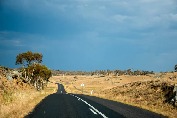 Buka Jalan Kosong Dikelilingi Oleh Peternakan Dan Ladang Australia Konsep — Stok Foto