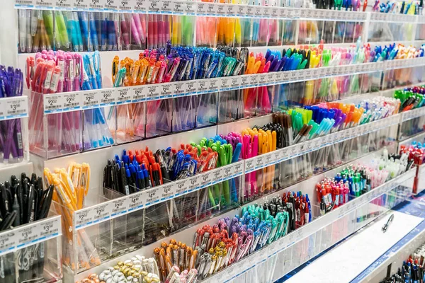 Sydney, Avustralya - 2022-03-14 Kırtasiye dükkanında çeşitli kalemler sergileniyor. Okul malzemeleri alışverişine geri dönüyorum.