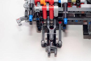 Plastik inşaat seti parçalarından yapılmış karmaşık bir mekanizmanın parçası. Seçici odak