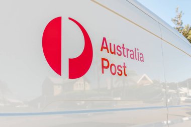 Sydney, Avustralya 2022-05-08 Avustralya Logo ve sokak evleri yansımalı beyaz kamyonet yayınladı. Posta paketi teslimatı..