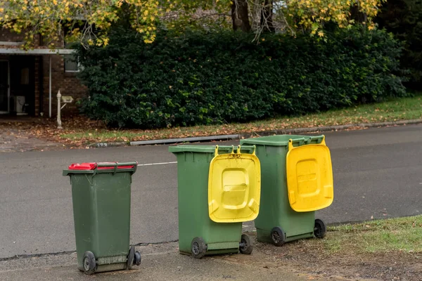 Australijskie Kosze Śmieci Kolorowymi Pokrywkami Recyklingu Ogólnymi Odpadami Gospodarczymi Ustawionymi — Zdjęcie stockowe