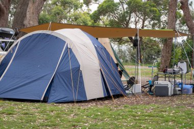 Karavan tatil parkının çevresindeki kamp alanında aile çadırı. Kamp tatili