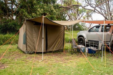 Karavan tatil parkında kamp alanına bağlı bir karavan çadırı. Kamp hayatı. Anında çadır