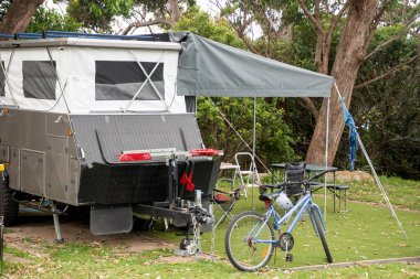Karavan karavanı, tatil karavan parkındaki bir kamp alanında. Aile kamp tatili