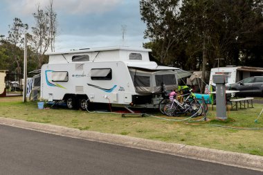 Bendalong 'da. Avustralya 2020-12-26 Jayco Expanda karavan karavanı tatil karavan parkında kamp alanında. Aile kampı